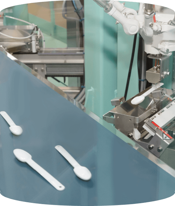 スプーンを缶内に投入